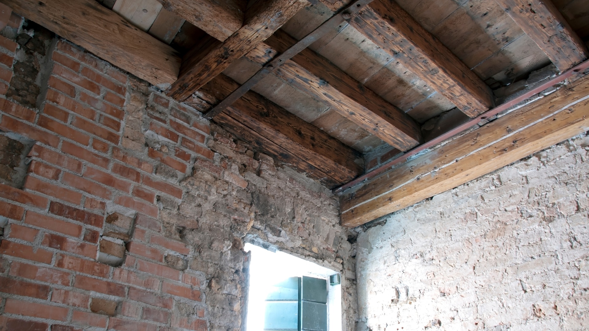 eclaircir-des-poutres-anciennes-au-plafond-