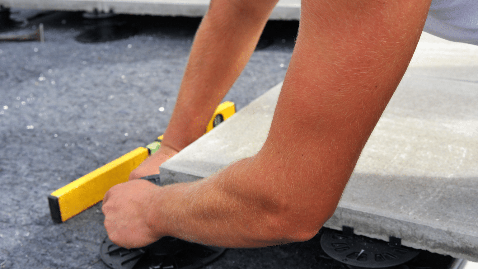Comment faire soi-même sa terrasse en bois sur plots beton ? - Solumat