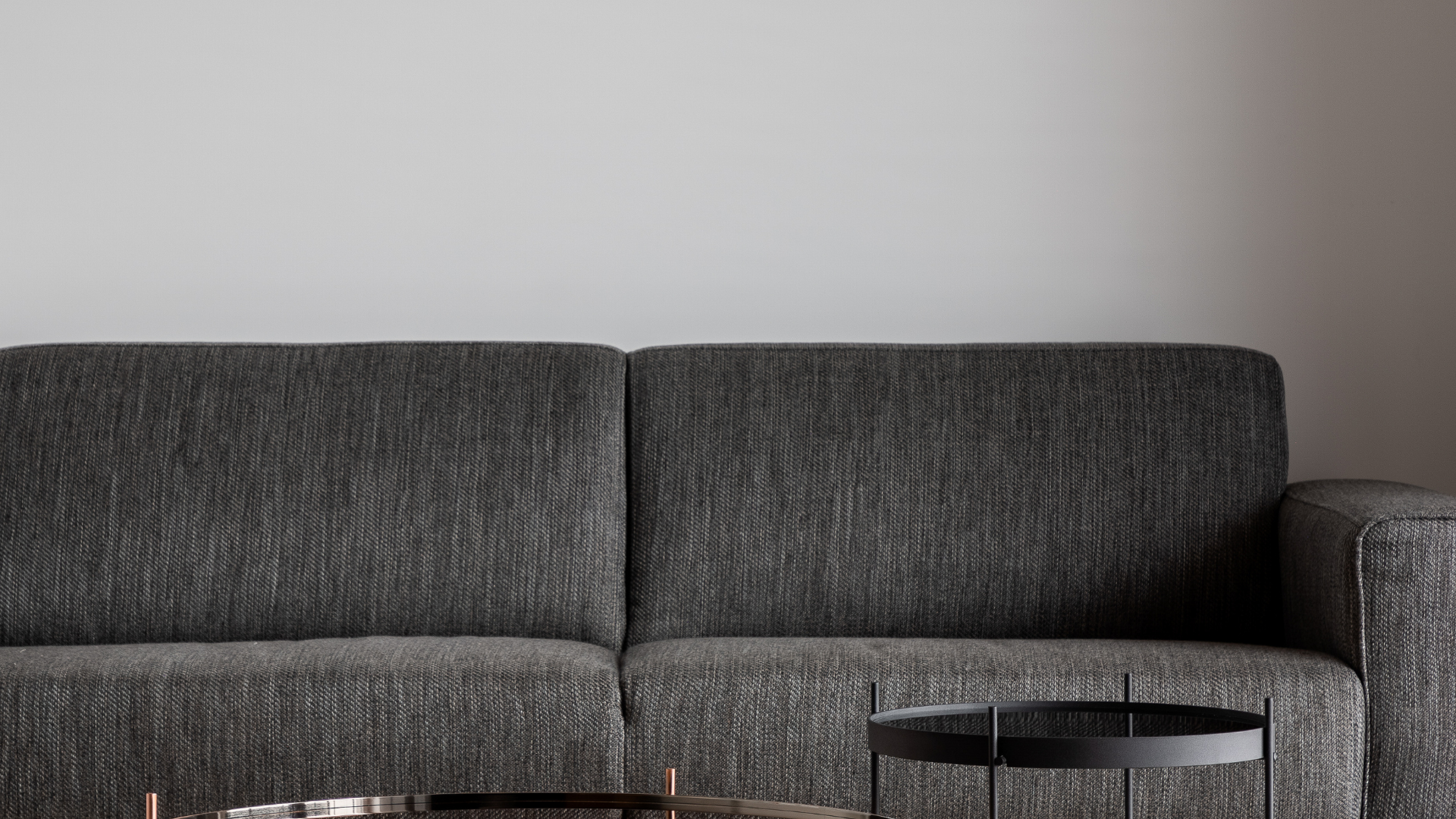 decoration-canape-gris-fonce