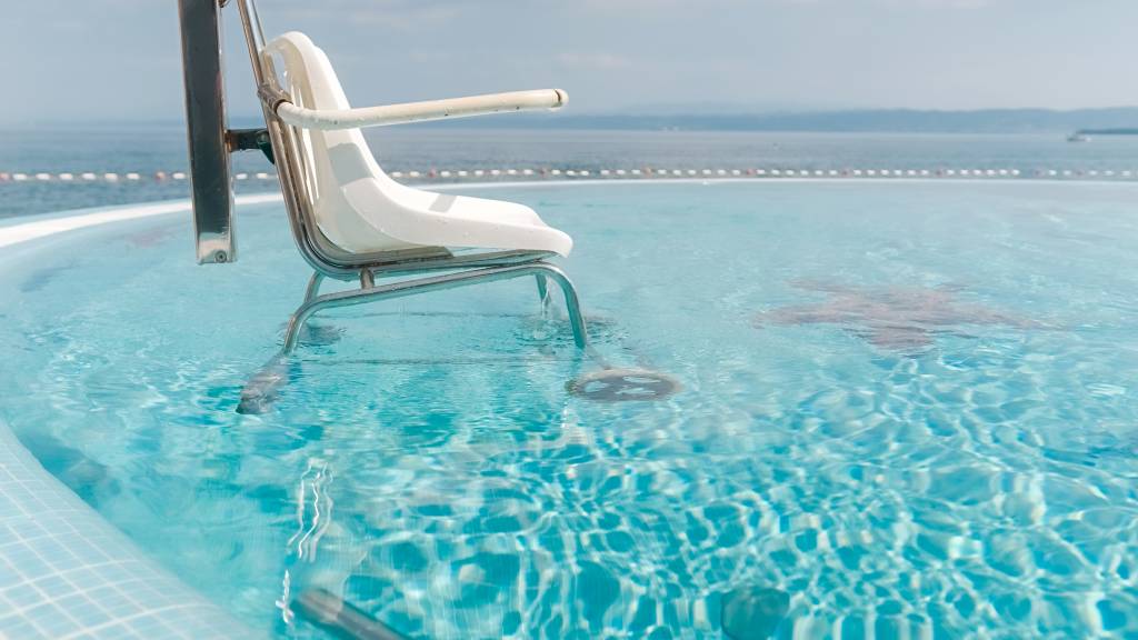 choisir élévateur piscine accessibilité personnes handicapées mobilité réduite PMR handicap