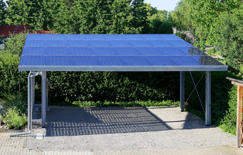 panneaux solaires sur carport