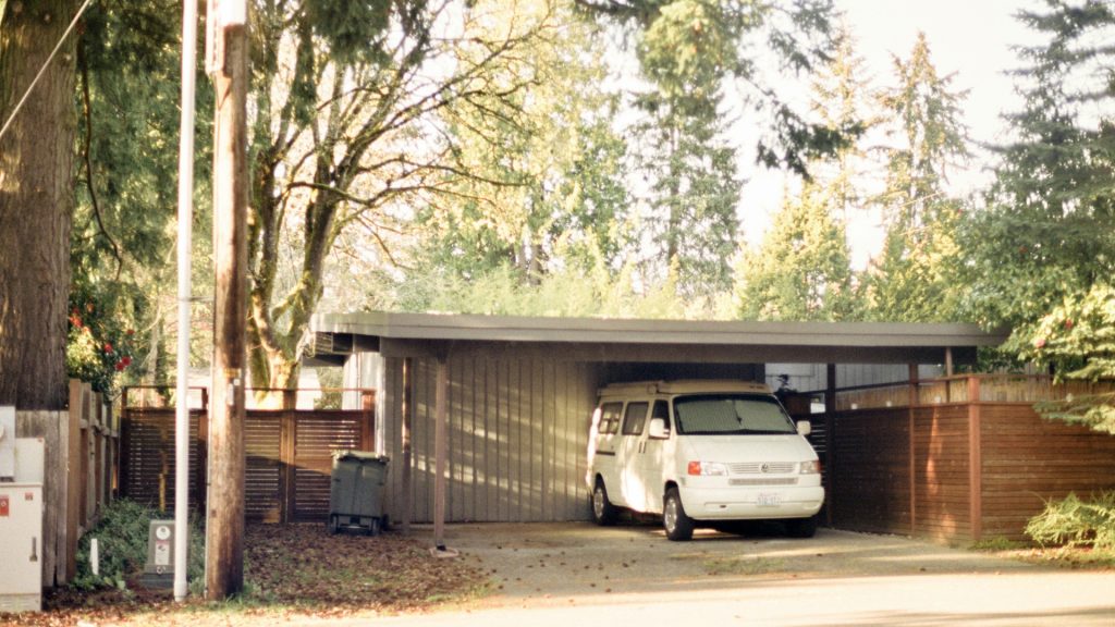 Les avantages d'un carport sur mesure pour améliorer son extérieur