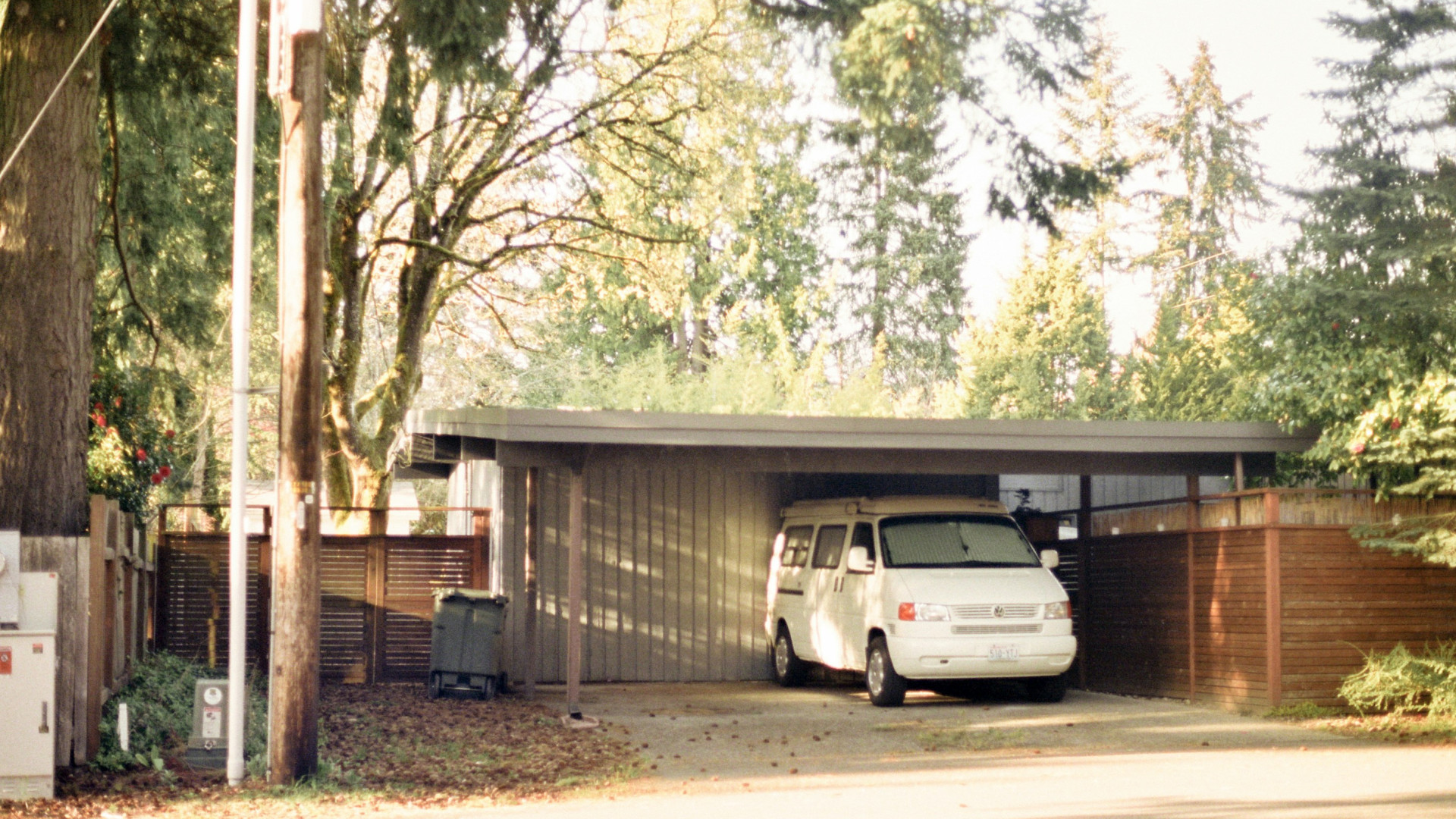 Les avantages d'un carport sur mesure pour améliorer son extérieur