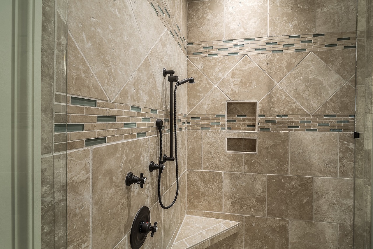 belle douche en carrelage cosy