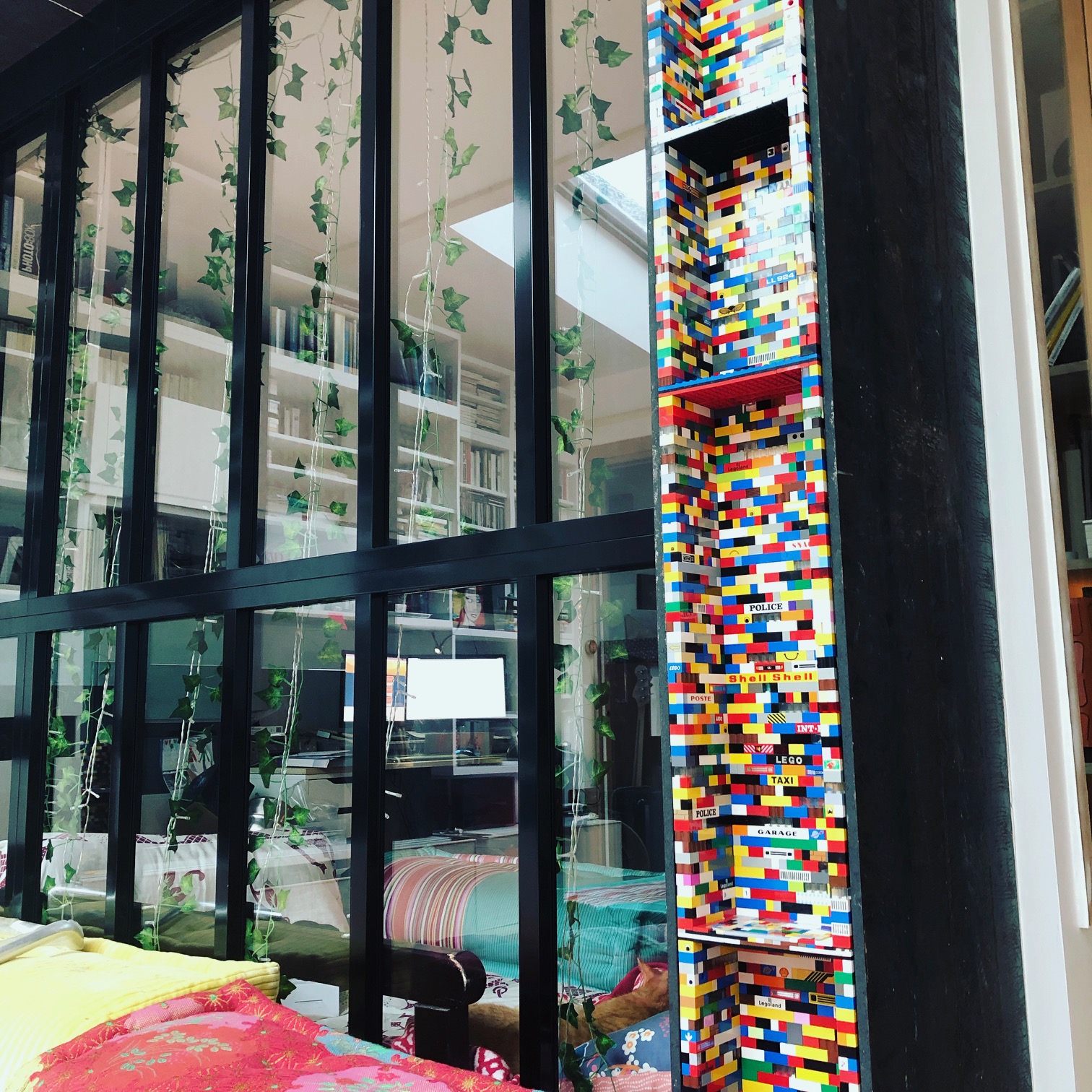 étagère en LEGO incorporée dans une poutre IPN