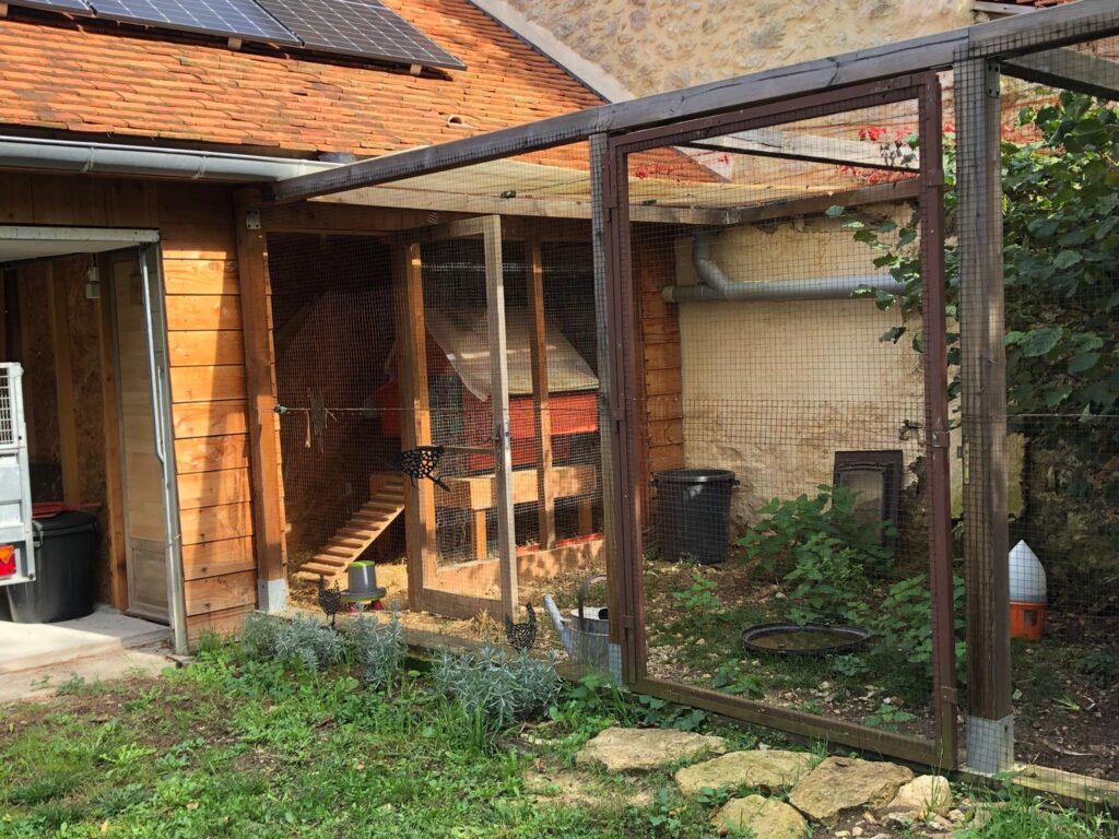 fabrication d'un poulailler dans le jardin