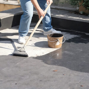 application du revêtement sur le toit-terrasse