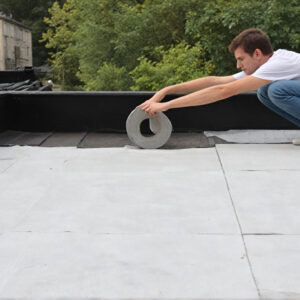 mise en place des rouleaux de feutre sur le toit-terrasse