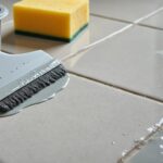 découvrez comment réparer efficacement vos joints de carrelage humides grâce à nos conseils pratiques et astuces. apprenez les bons réflexes à adopter pour garantir une réparation durable et esthétique de votre carrelage.
