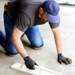 Béton ciré ou résine décorative : quel revêtement choisir pour un intérieur durable et stylé ? pose de béton ciré