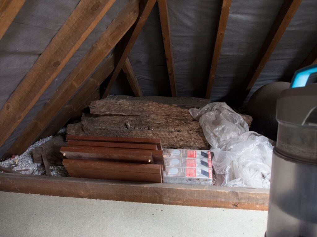 isolation des combles : améliorez le confort de votre maison tout en réduisant vos factures d'énergie grâce à une isolation thermique efficace des combles.