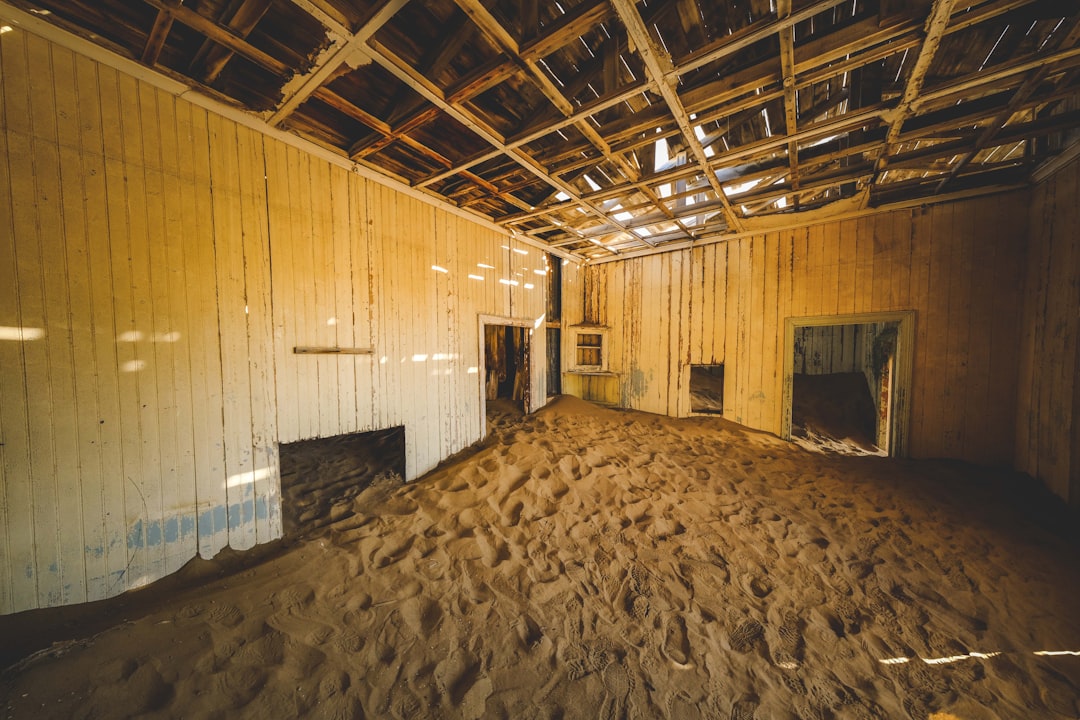 découvrez le coût de l'isolation des bâtiments, les différents matériaux et techniques, ainsi que les économies d'énergie réalisables grâce à une bonne isolation.