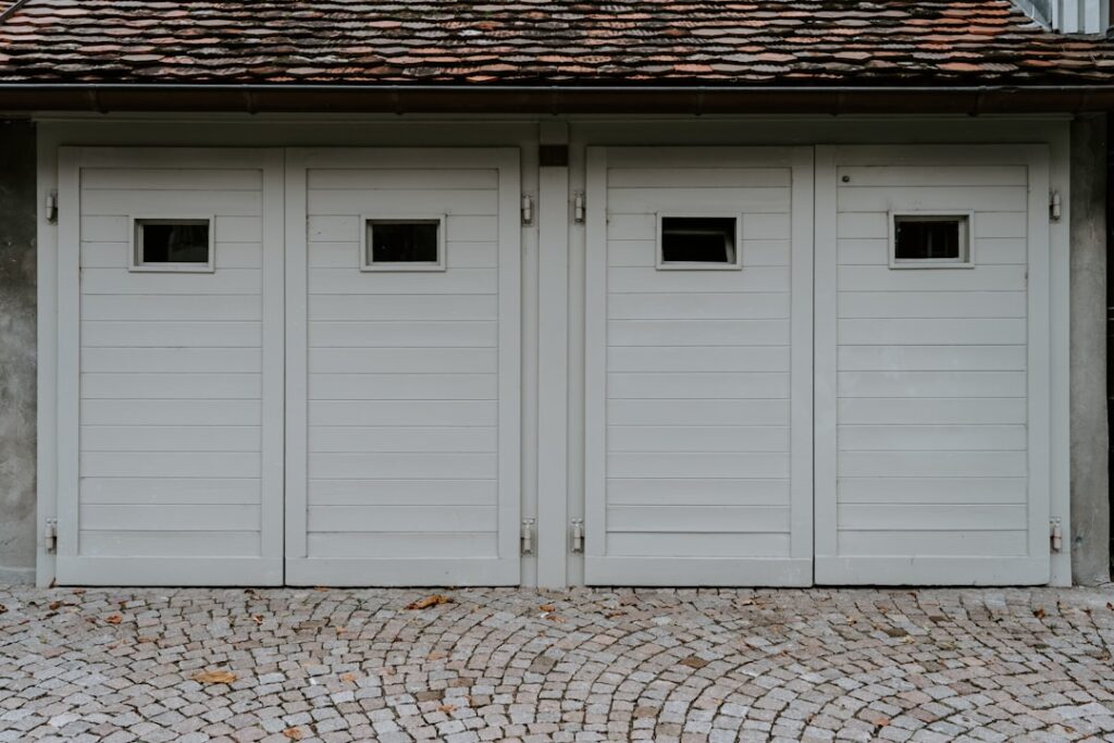 installation de porte de garage sectionnelle professionnelle, offrant sécurité, esthétique et fonctionnalité pour votre garage. service rapide et fiable.