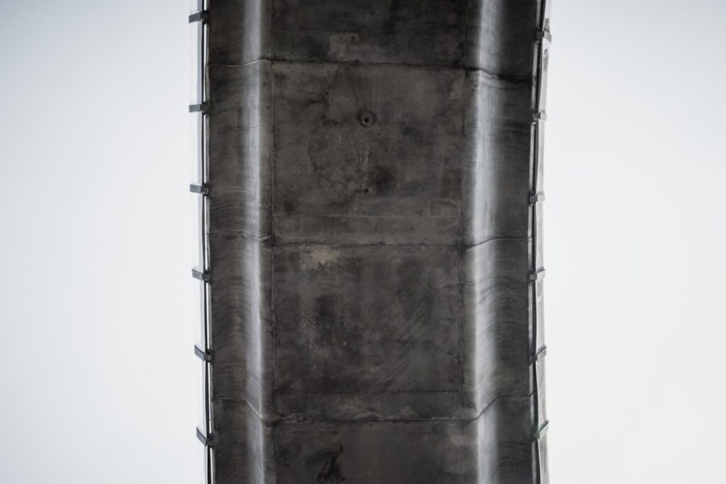 tubes carrés en acier galvanisé robustes et durables, idéaux pour des projets de construction et d'aménagement offrant une protection contre la corrosion.