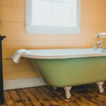 découvrez nos conseils et techniques pour repeindre votre baignoire facilement et avec un fini professionnel. transformez votre salle de bain grâce à la peinture spéciale baignoire.