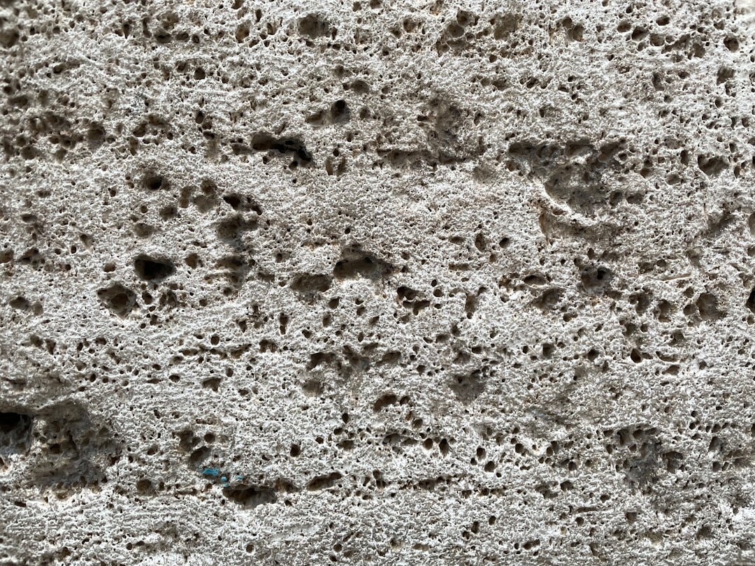 mélange de plâtre à base de ciment et de chaux pour des finitions durables et résistantes, idéal pour la construction et la rénovation.