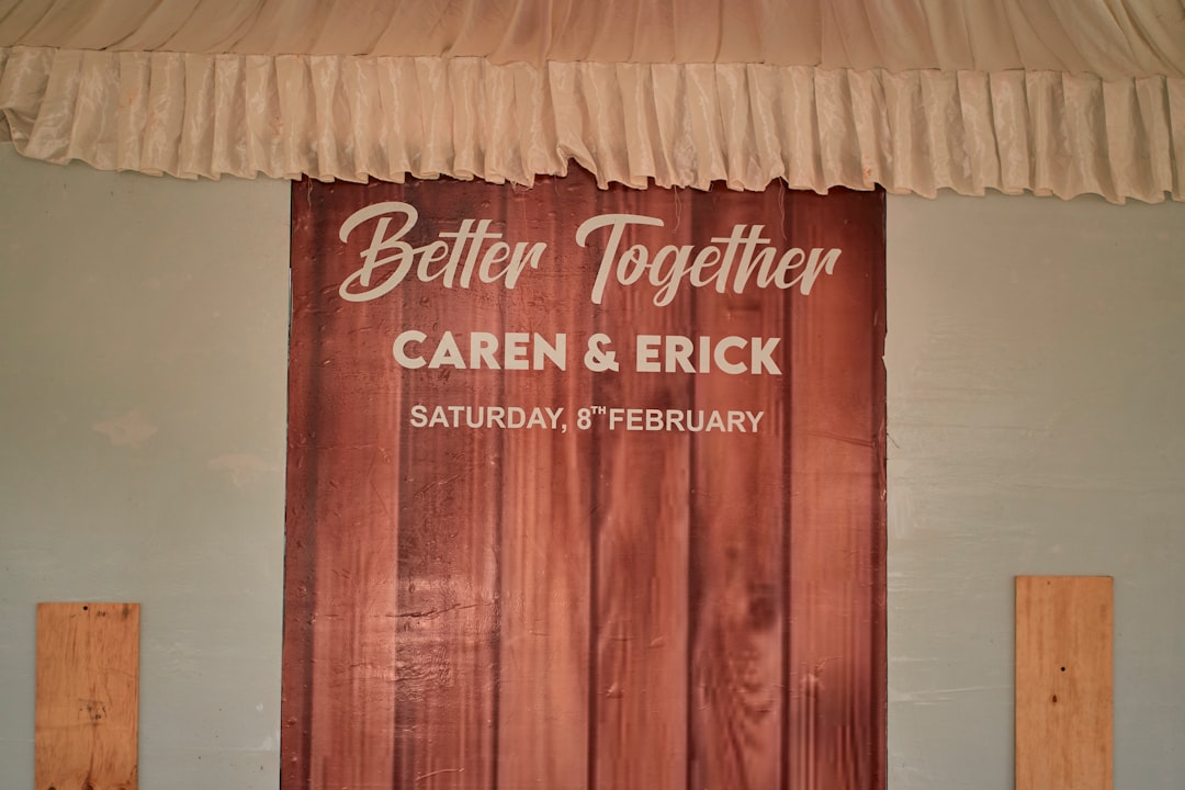 boîte à rideau en métal personnalisée, alliant robustesse et design sur mesure pour une décoration intérieure élégante et durable.