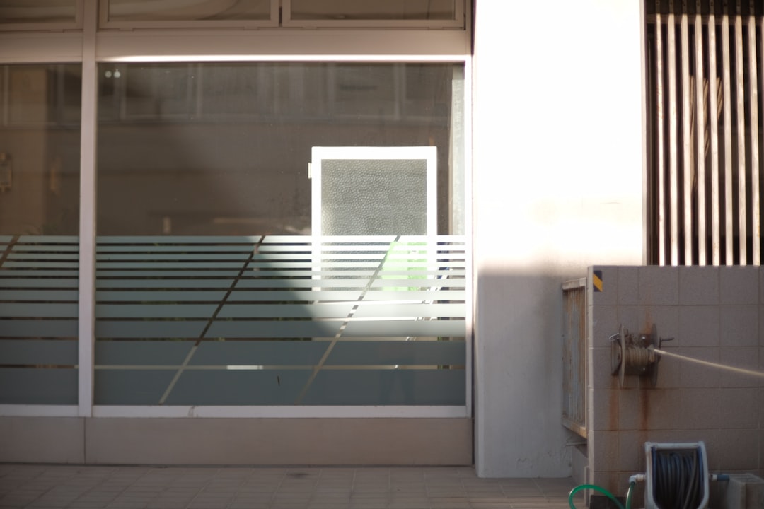 installation de volets de piscine pour sécuriser votre bassin, protéger contre les débris et améliorer l'esthétique de votre espace extérieur.