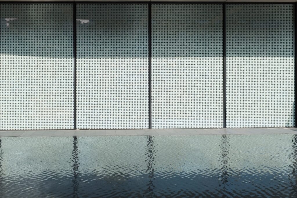 installation de volets de piscine sécurisés et durables pour protéger votre bassin et améliorer son esthétique.