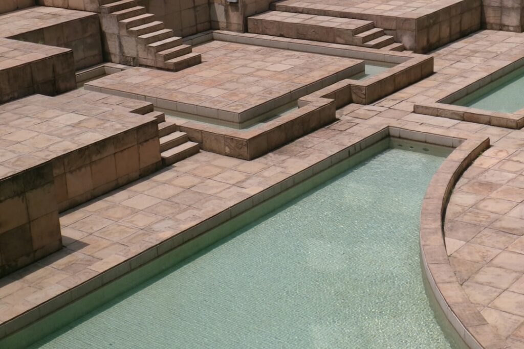 découvrez nos services de pose de carrelage pour piscines, alliant esthétisme et durabilité pour sublimer votre espace extérieur.