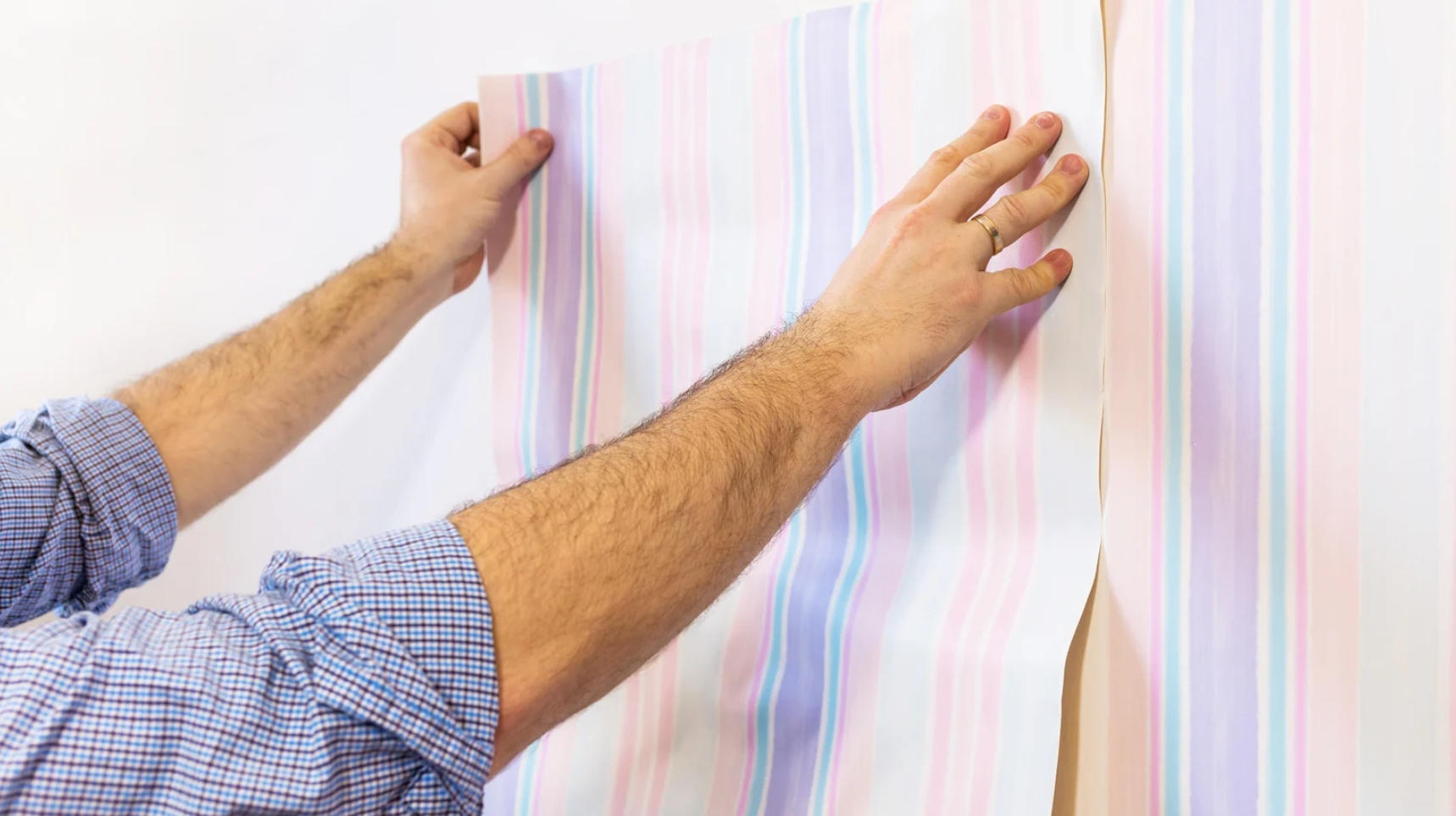 pose papier peint sur un mur