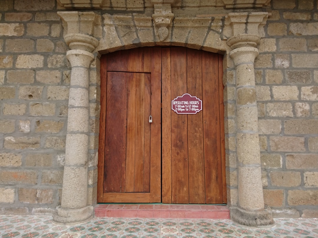 découvrez notre porte sectionnelle alliant sécurité, isolation et design moderne, idéale pour votre garage ou entrée.