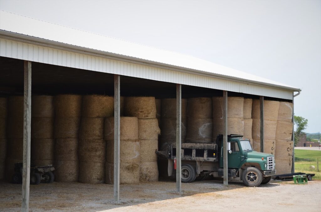 découvrez les prix de location des entrepôts agricoles, adaptés à vos besoins pour stocker matériel et récoltes en toute sécurité.
