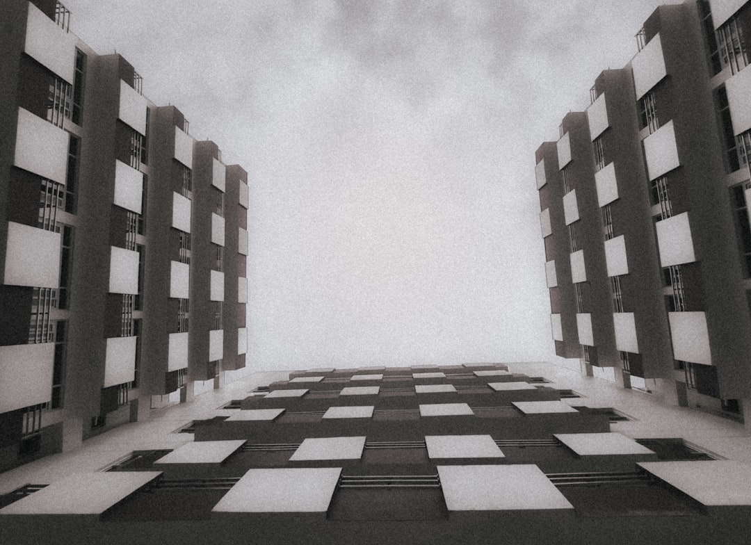 découvrez les conséquences et les démarches liées à la construction sans permis. informez-vous sur les risques légaux et les solutions pour régulariser votre situation.