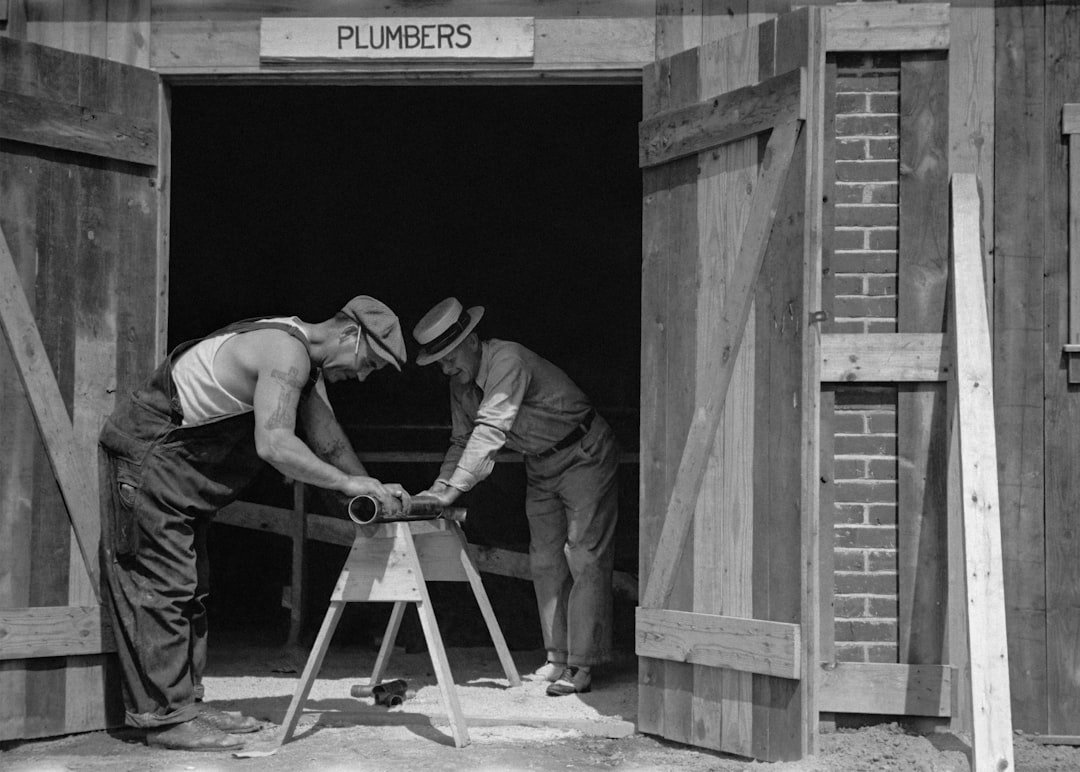 plombier professionnel offrant des services fiables et rapides pour tous vos besoins en plomberie, réparation et installation.
