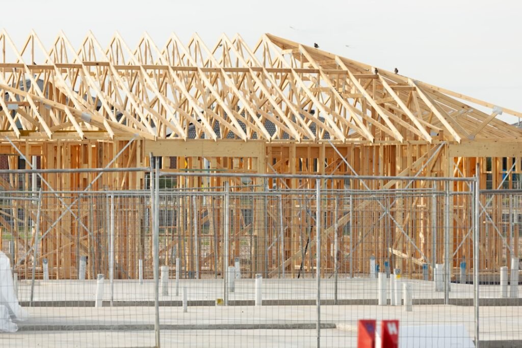 découvrez les techniques et solutions pour la charpente de toit, assurant solidité et durabilité à votre construction.