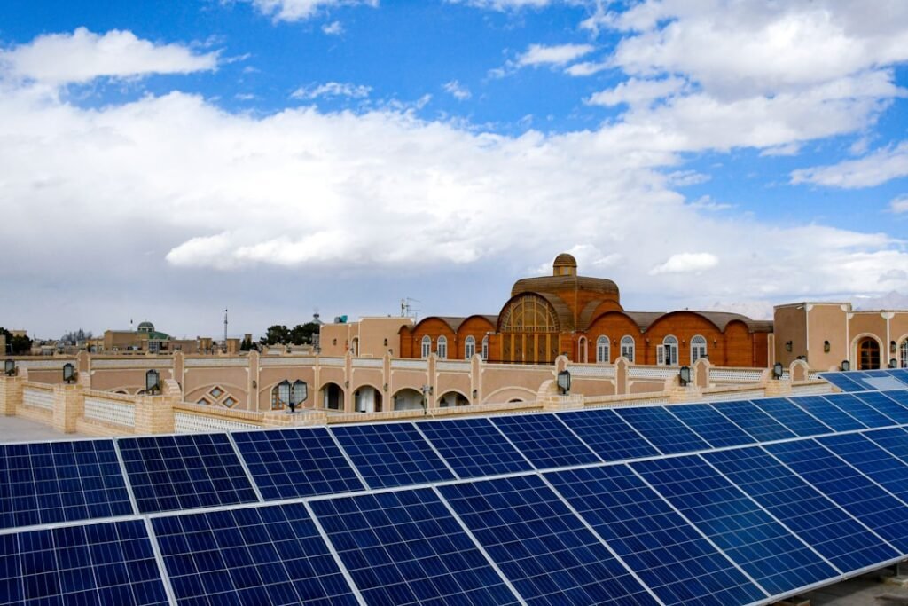 découvrez les bâtiments solaires, des constructions innovantes intégrant des panneaux photovoltaïques pour une énergie propre et durable.