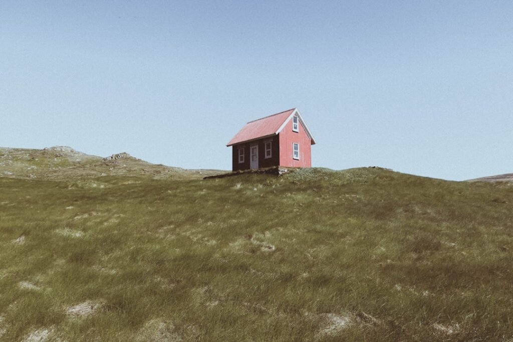 découvrez comment construire ou acheter une tiny house avec un budget limité. conseils, astuces et solutions économiques pour vivre dans une petite maison confortable et abordable.