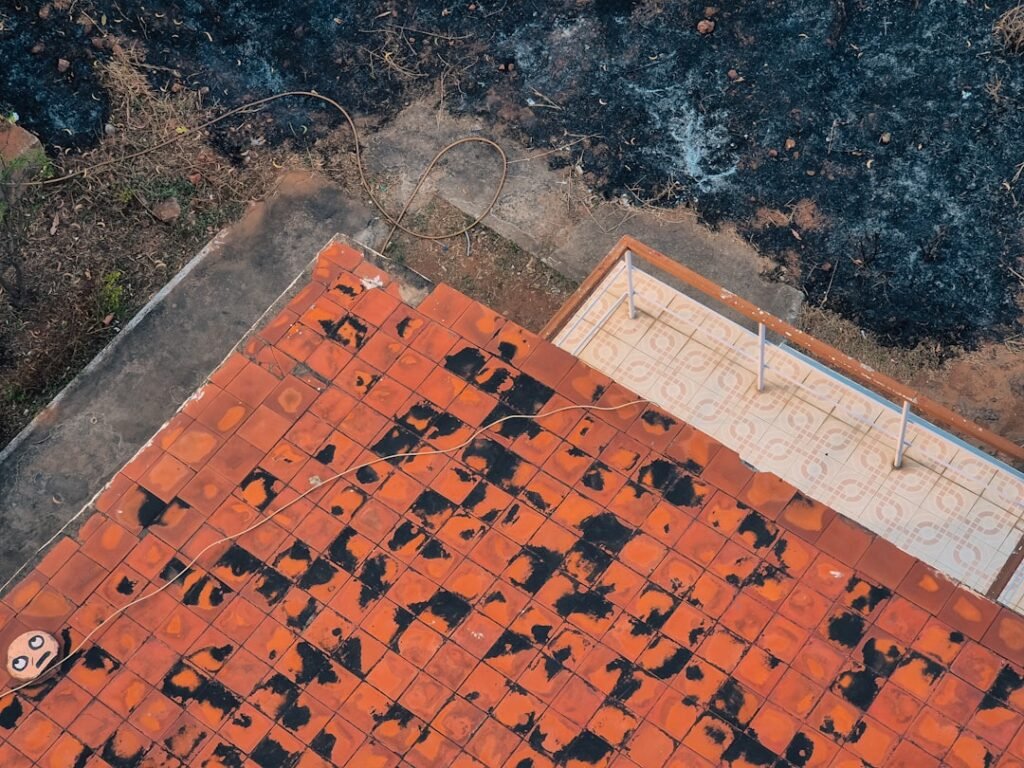 découvrez la durée de vie d'un toit plat, les facteurs qui l'influencent et les conseils pour prolonger sa longévité.