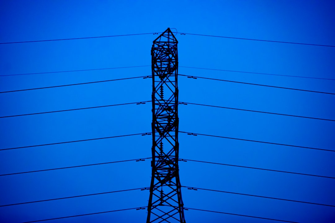 découvrez tout ce qu'il faut savoir sur le voltage : définition, importance en électricité, applications et conseils pour bien l'utiliser.